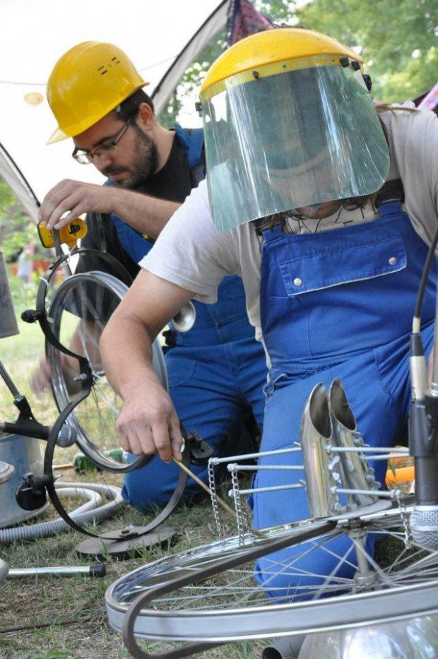 Az újrahasznosított anyagokból készült hangszereken játszó Recycled Band rendszeres fellépője a MÁK - Mozgalom az Átalakuló Kecskemétért rendezvényeinek.